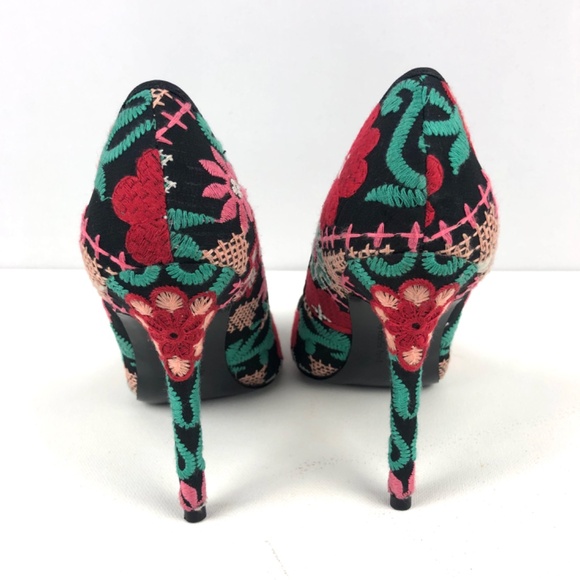 Charles David ‘Addie’ Floral Embroidered Pump - Picture 14 of 15